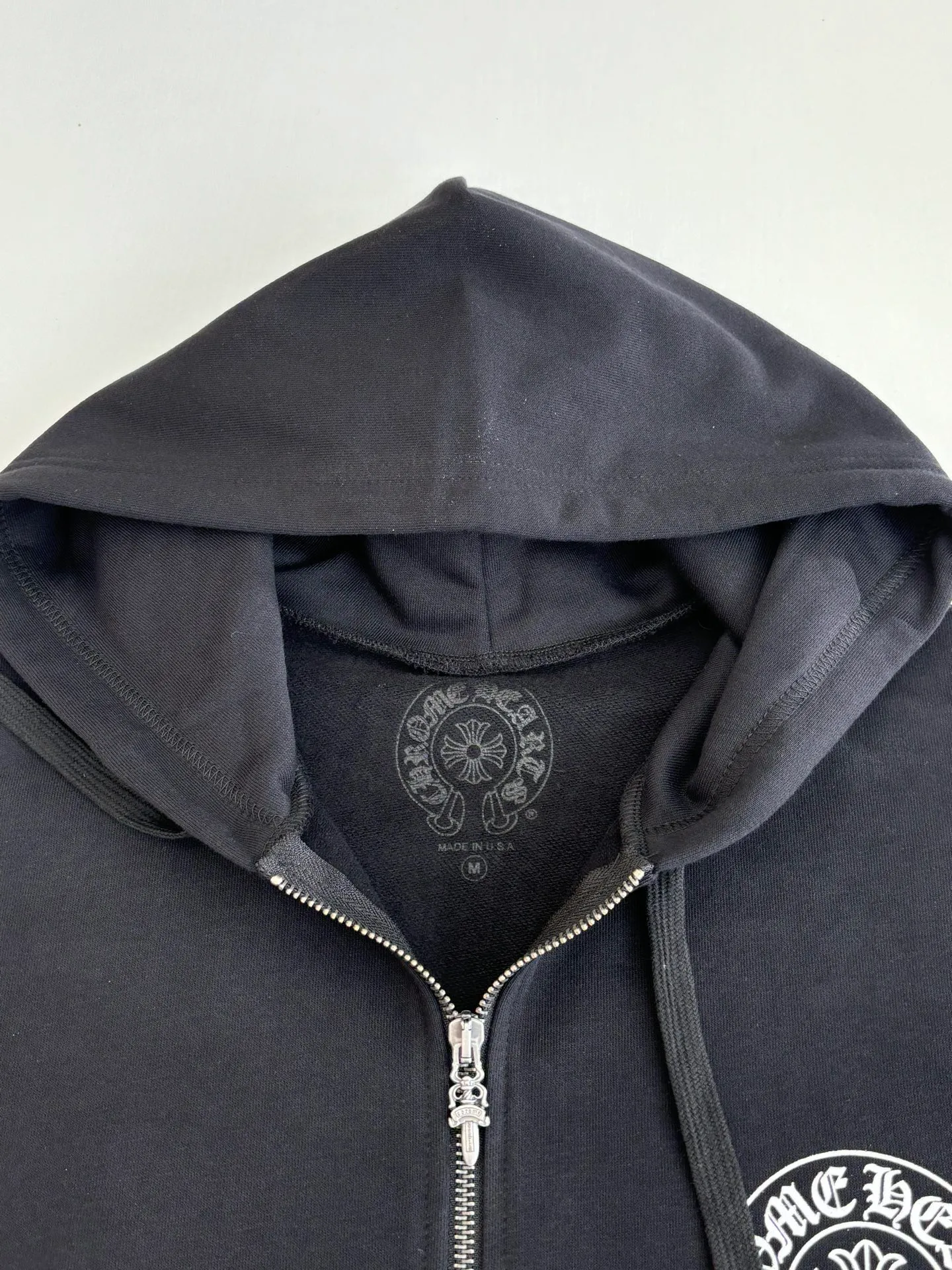 P430 Chrome Heart*/Chrome Heart 25 Ch New York City limited zipper hooded sweatshirt. The fabric is made of 420g thin velvet coarse fish scale fabric. The printing is printed with hand glue based on the original version. The finished product is brushed and washed to shape. It feels excellent. Real antique silver and distressed chain heads (key points: zipper pullers are sprayed with silver and distressed). Size: S/M/L